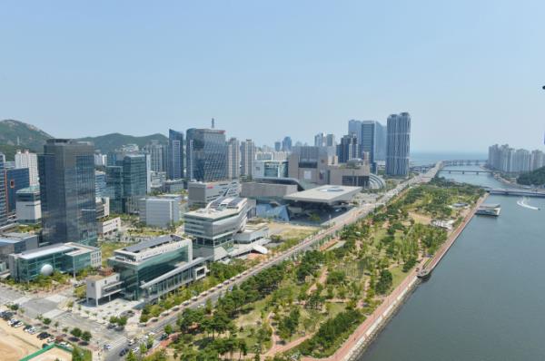 A　bird's-eye　view　of　the　Centum　City　area　in　Haeundae　district,　Busan